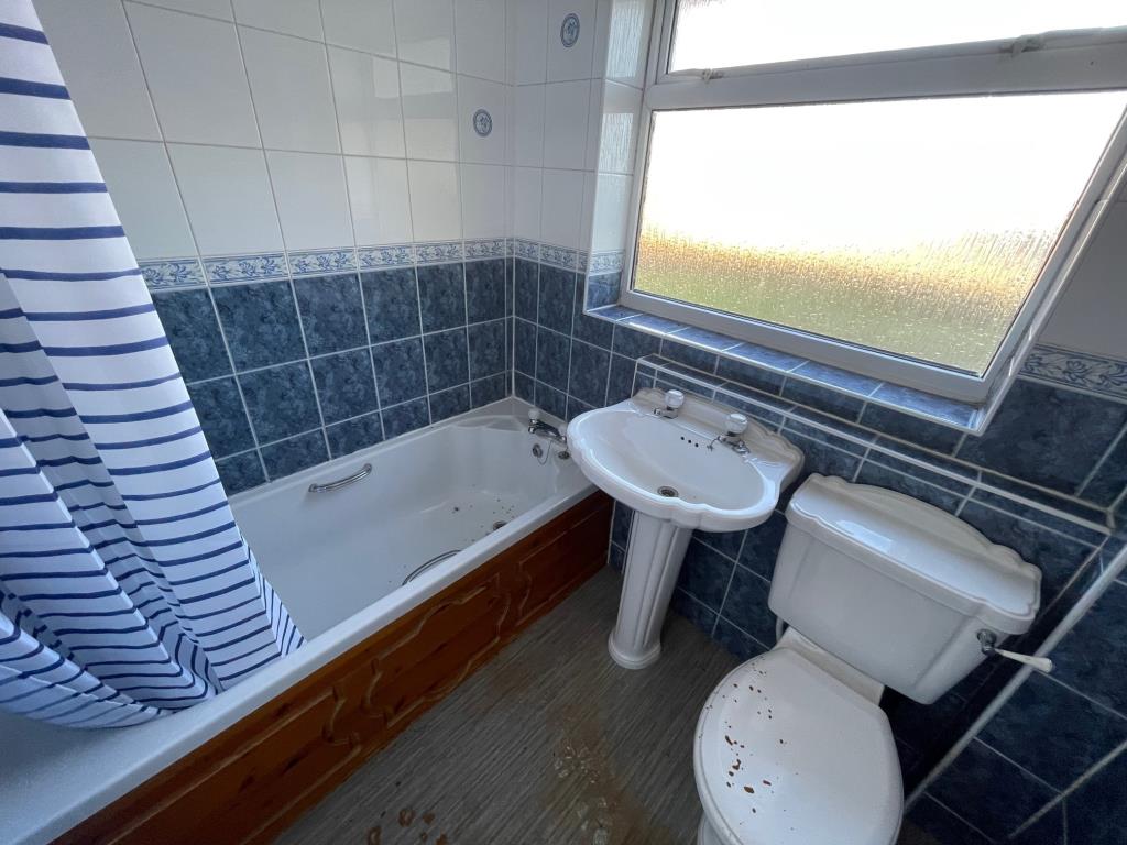 Lot: 76 - A DETACHED BUNGALOW FOR IMPROVEMENT AND REPAIR - Existing bathroom at the bungalow